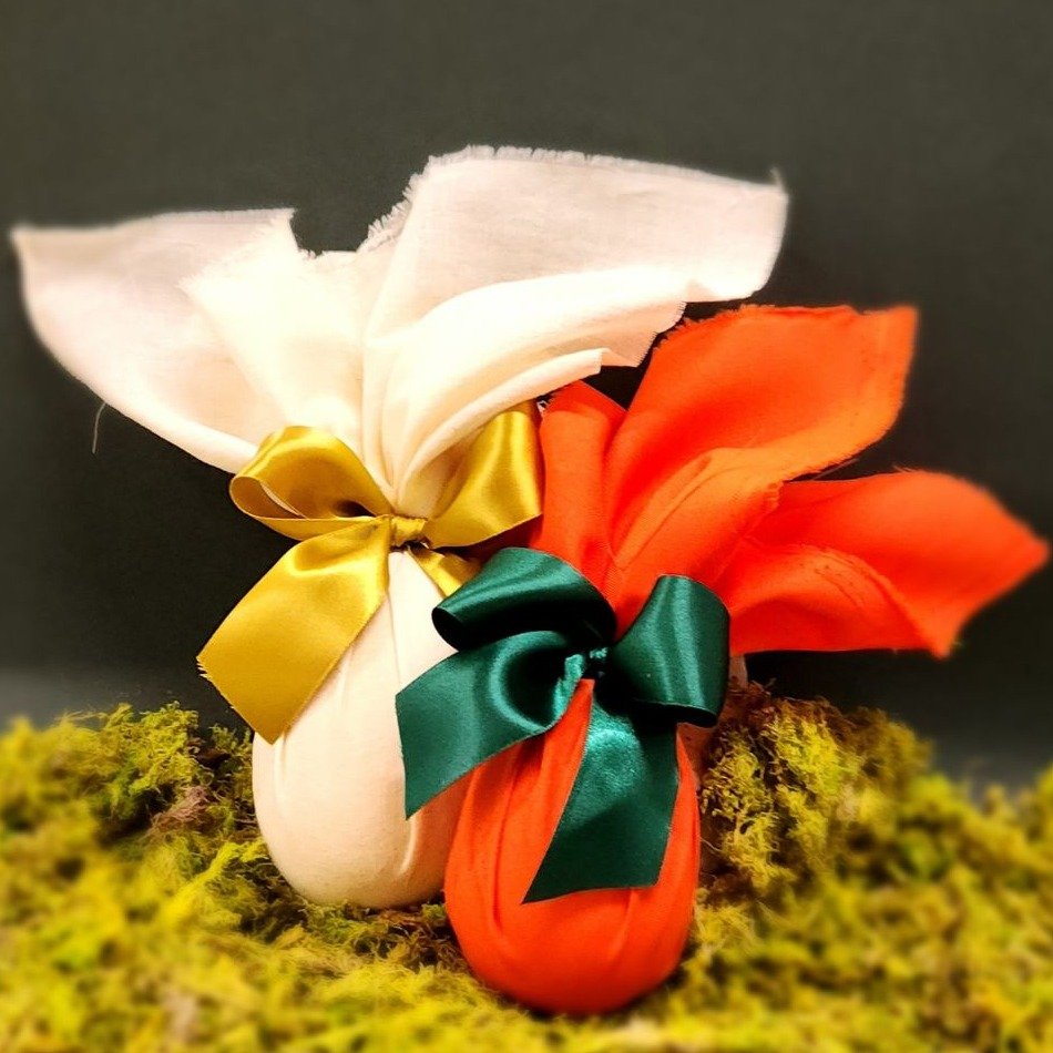 Ovo de Chocolate ao Leite  em Tecido Laranja