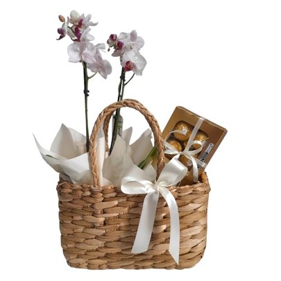 Cesta Sacola com Orquídea e Finos Bombons Chocolate