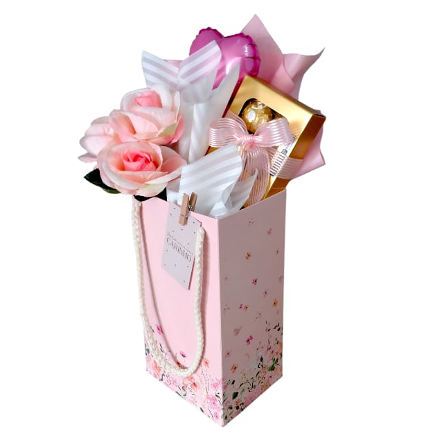 Sacola Floral com Rosas e Bombons 
