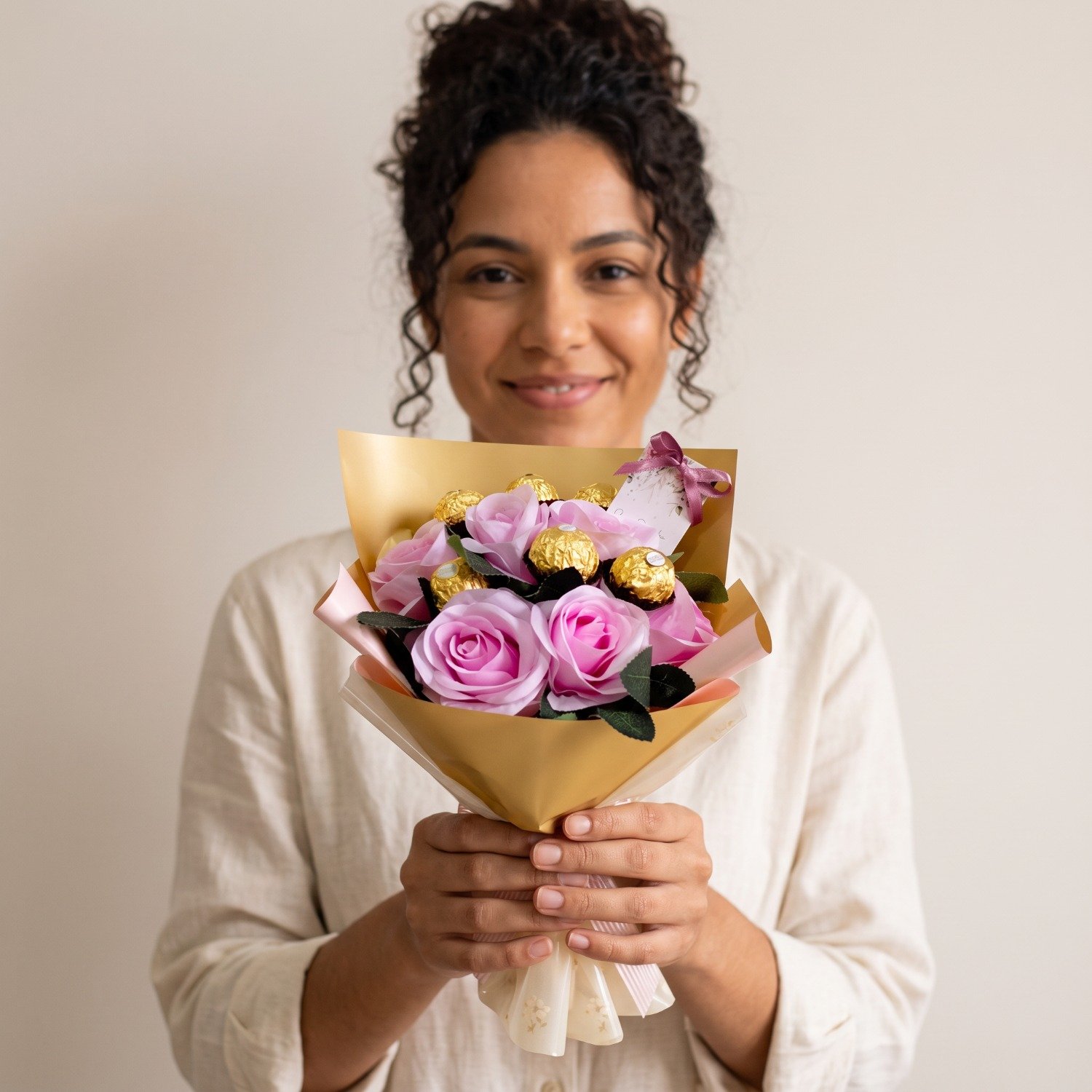 Buquê Suzy Bombons de Chocolate e Rosas Eternas