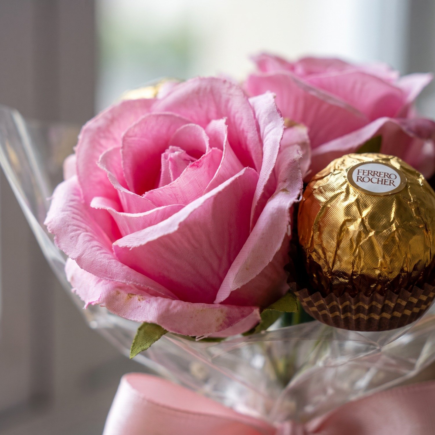 Buquê Suzy Bombons de Chocolate e Rosas Eternas