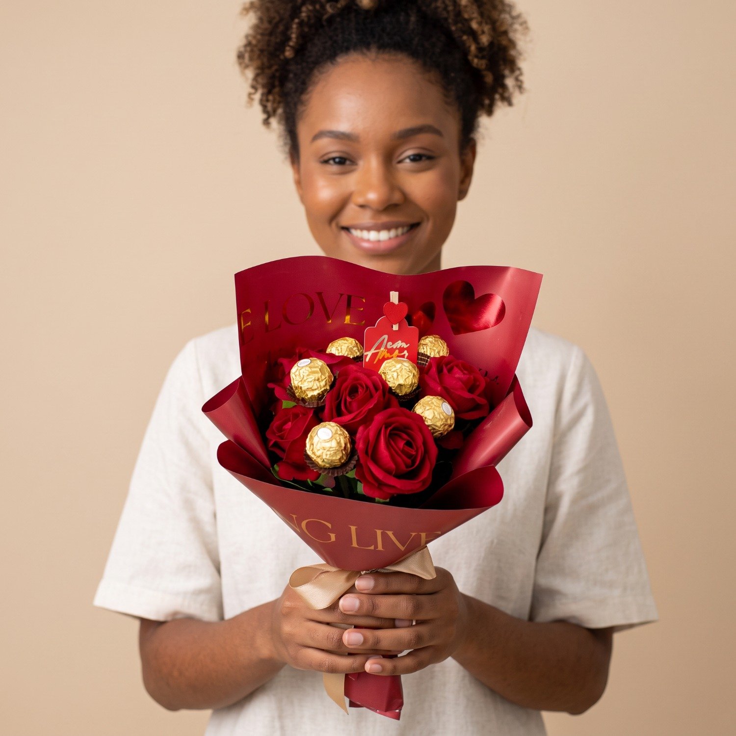 Buquê Juliet Bombons Chocolate e Rosas Eternas 