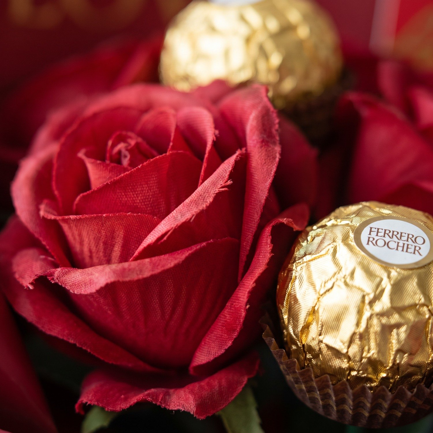Buquê Juliet Bombons Chocolate e Rosas Eternas 