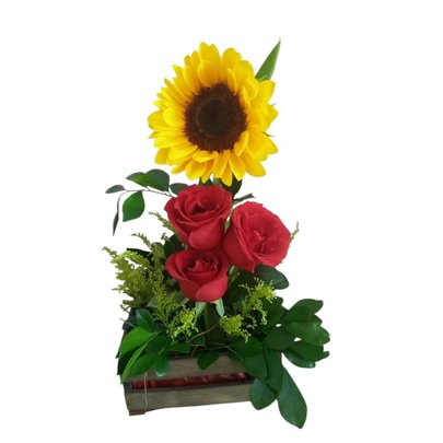 Arranjo de Girassol com Rosas Vermelhas - Amor com Luz