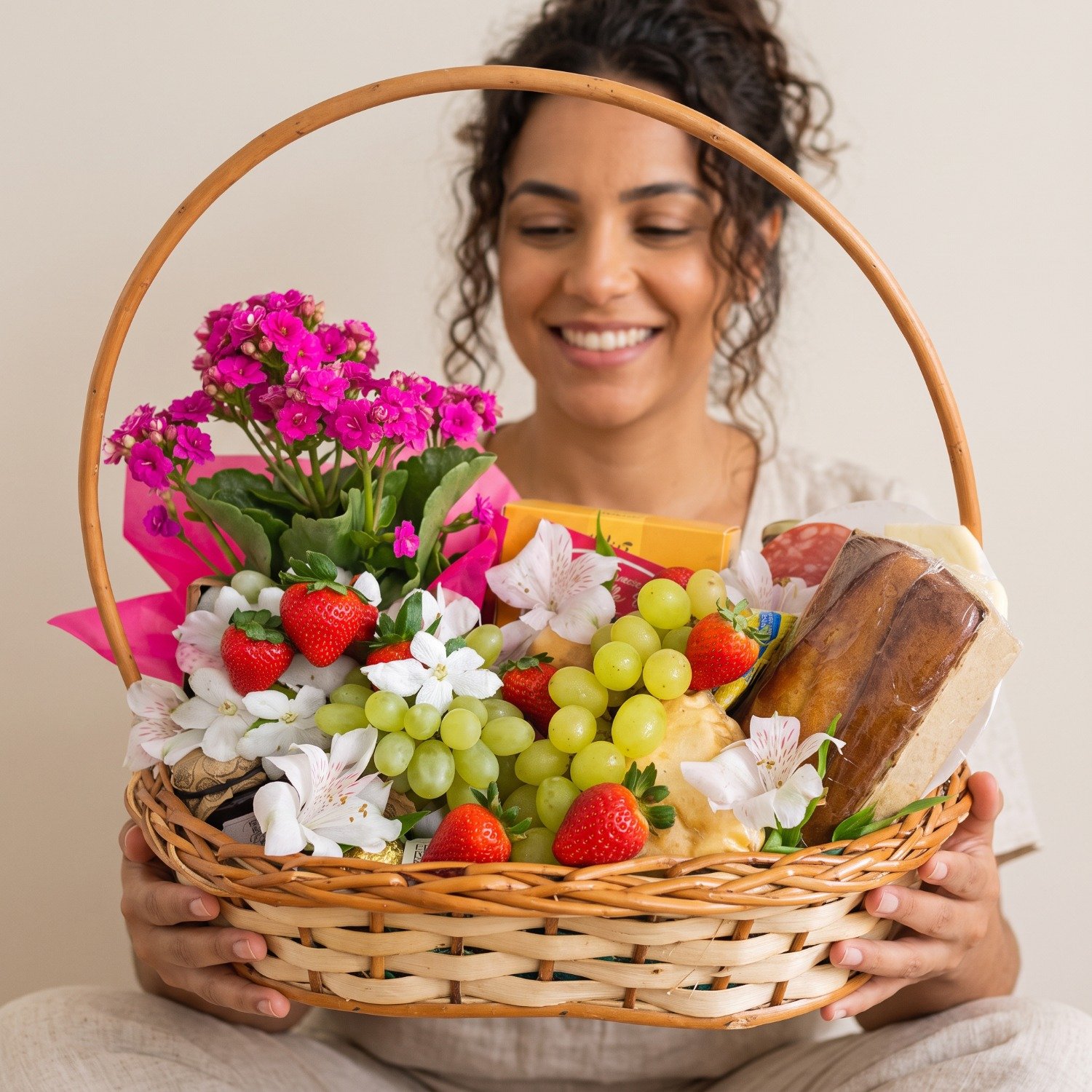 Cesta de Café da Manhã M em Vime Flor Plantada e Doces