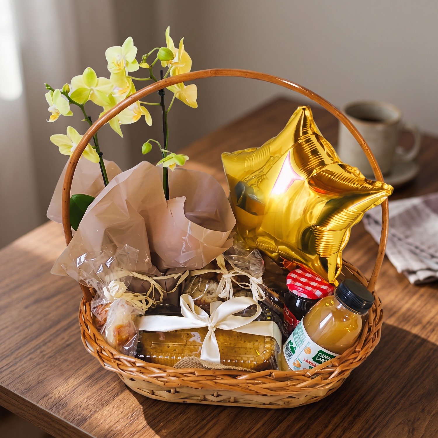 Cesta de Presente M em Vime com Balão e Orquídea