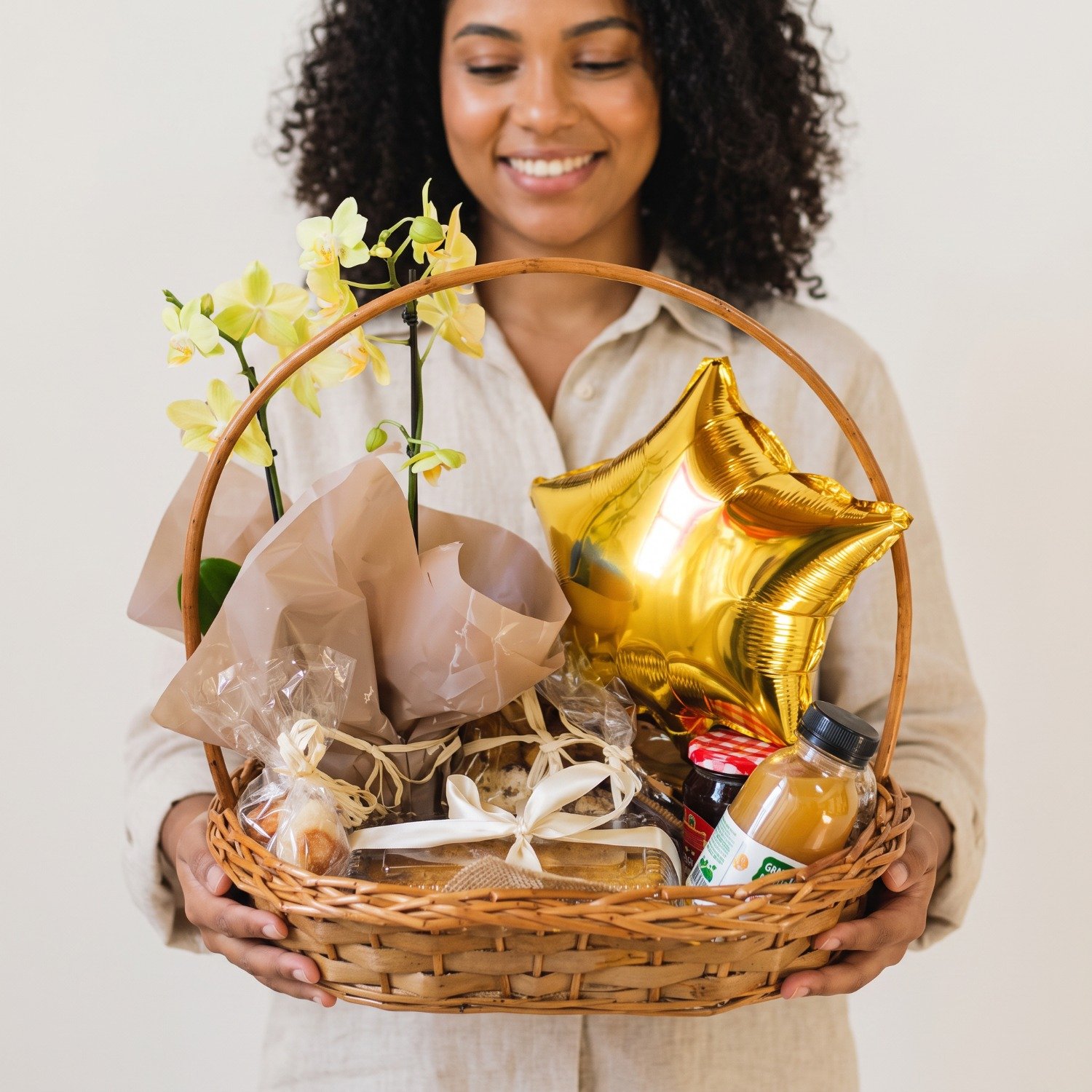 Cesta de Presente M em Vime com Balão e Orquídea