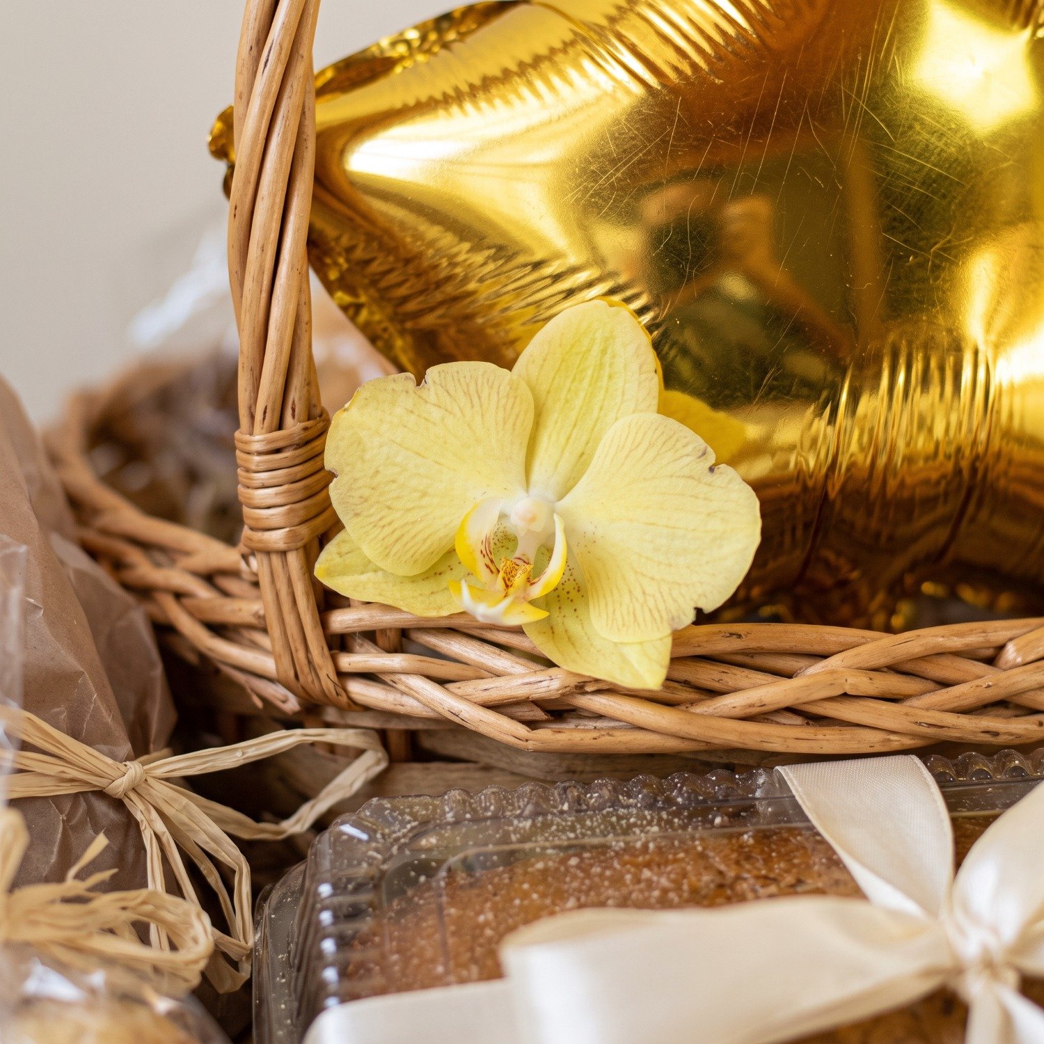 Cesta de Presente M em Vime com Balão e Orquídea