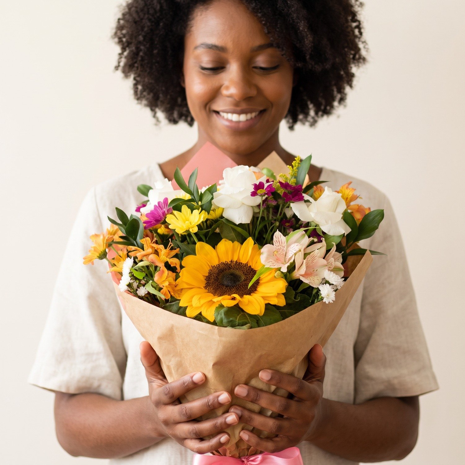 Buquê de Flores Variadas, Girassol, Rosas e Astromélia