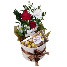 Box Luxo Marfim P com Arranjo 2 Rosas e Chocolates