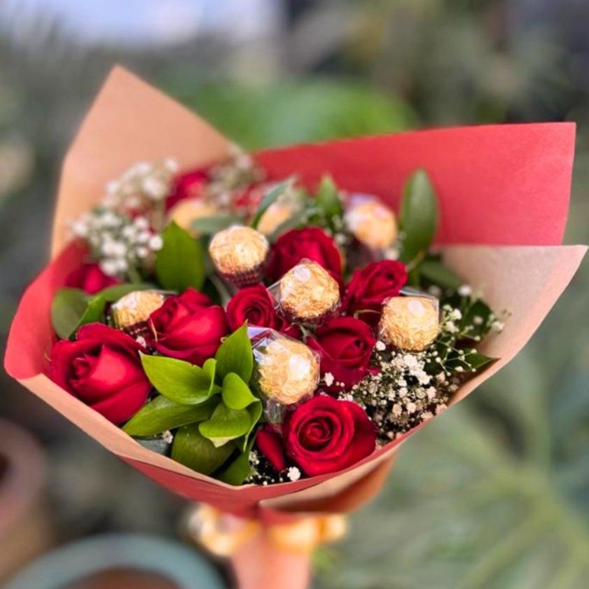 Buquê Com 12 Rosas Vermelhas e Com Ferrero