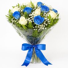 Buquê Nobre de 12 Rosas Azuis e Brancas