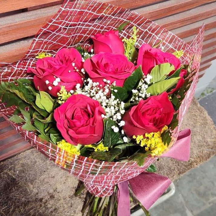 Arranjo Floral Em Formato De Buquê De 6 Rosas