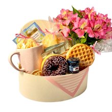 Cesta de Café da Manhã Flores e Caneca Rosa