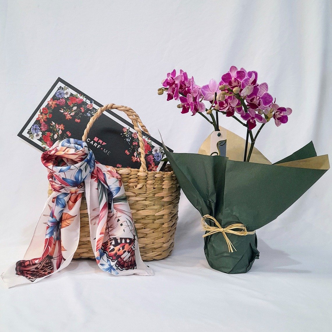 Kit Mimos Lenço Scarf Me, Orquídea na Sacola de Palha 