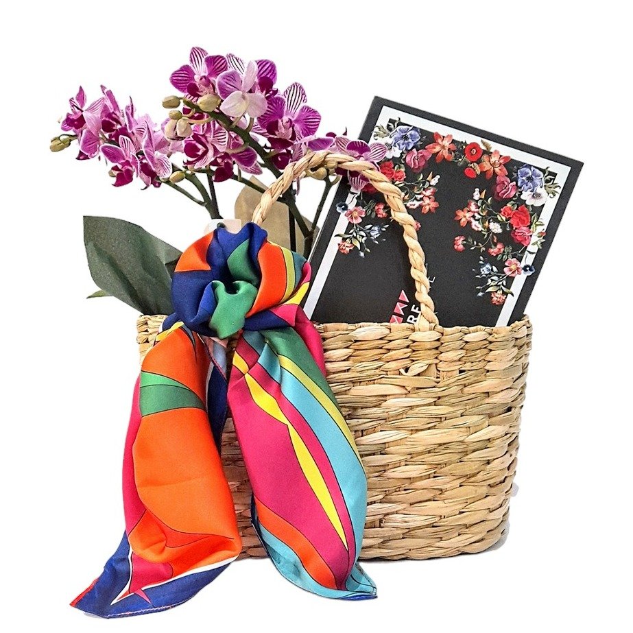 Kit Mimos Lenço Scarf Me, Orquídea e Sacola de Palha 