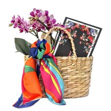 Kit Mimos Lenço Scarf Me, Orquídea e Sacola de Palha