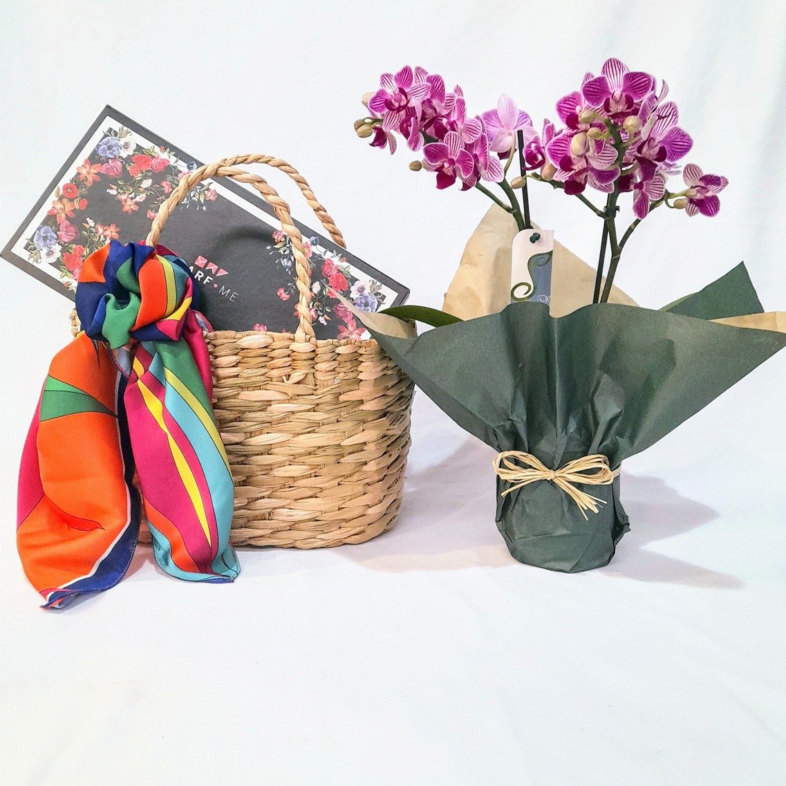 Kit Mimos Lenço Scarf Me, Orquídea e Sacola de Palha 