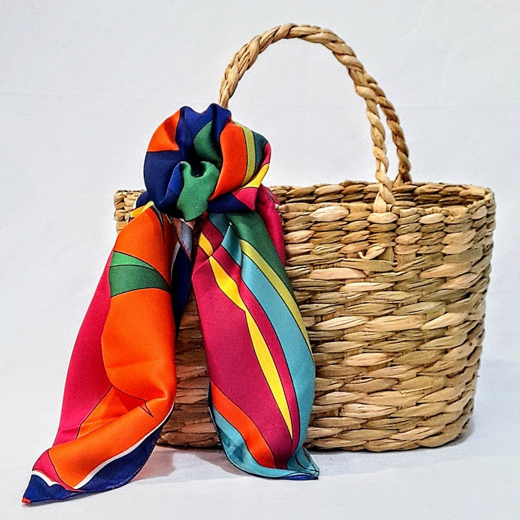Kit Mimos Lenço Scarf Me, Orquídea e Sacola de Palha 