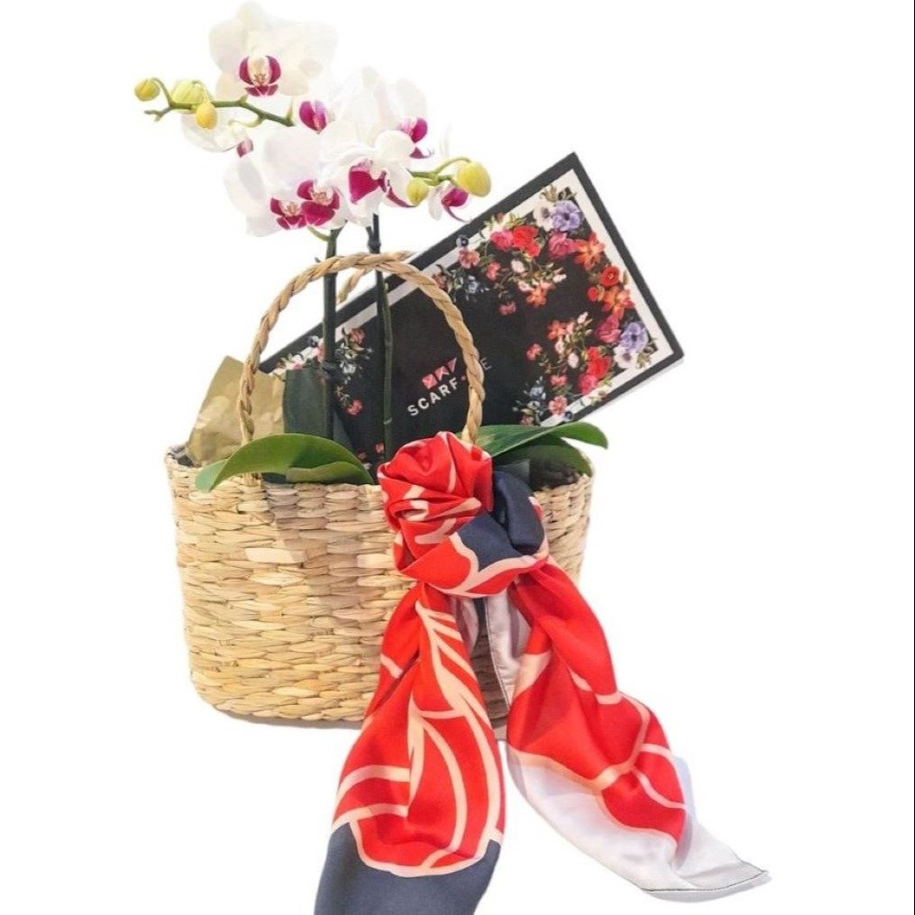 Kit Mimos Lenço Scarf Me, Orquídea e Sacola de Palha 