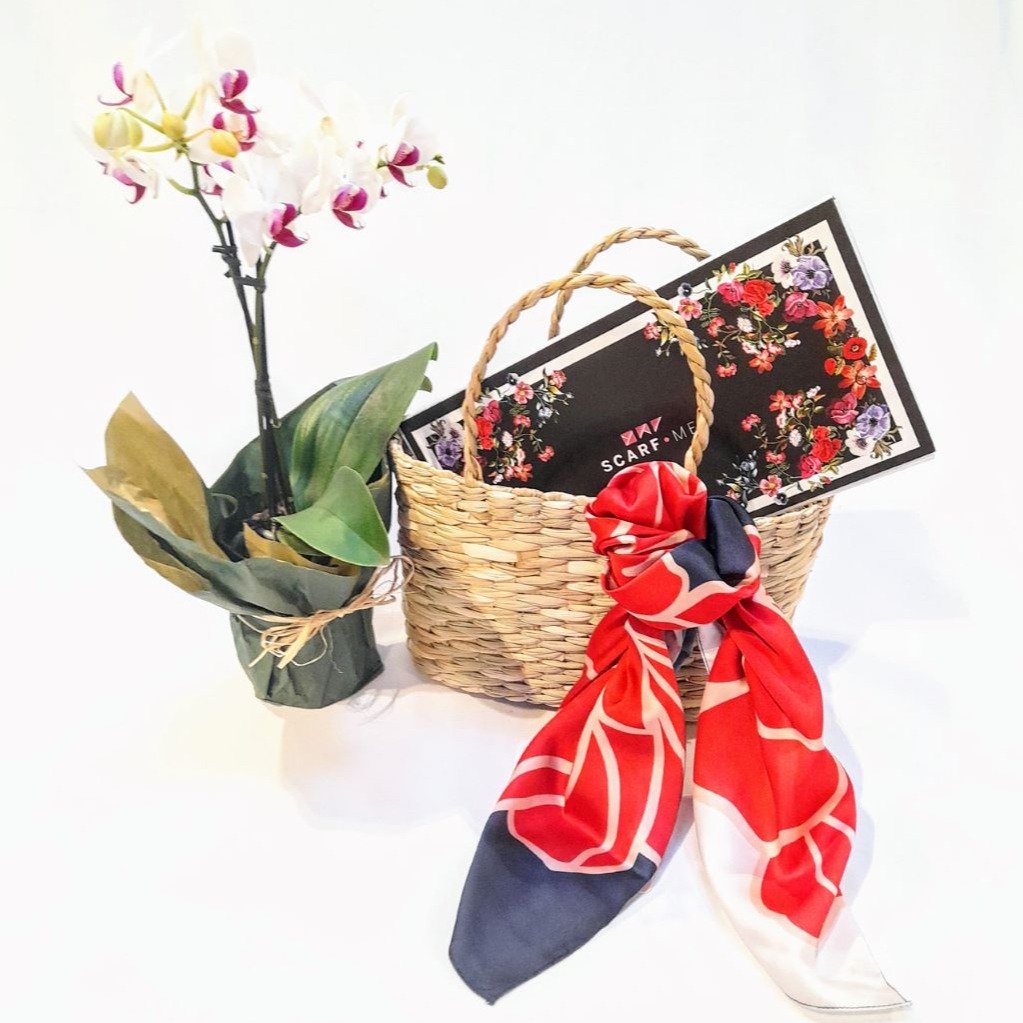 Kit Mimos Lenço Scarf Me, Orquídea e Sacola de Palha 