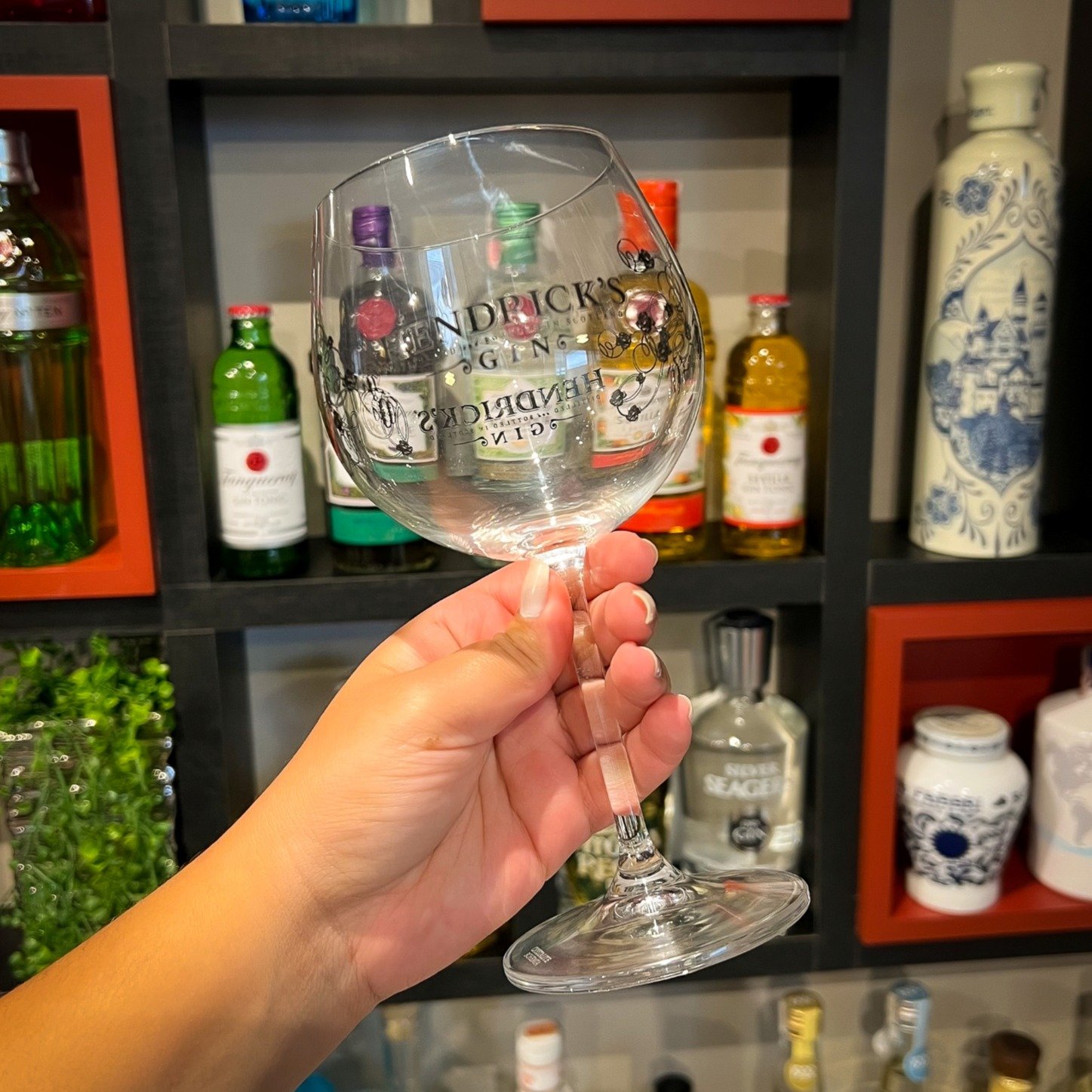 Gin Hendrick's 750ml  e Taça Cristal 570ml