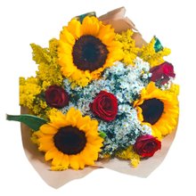 Combinação de Rosas Vermelhas com Girassóis