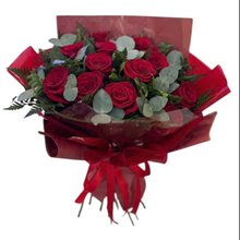 Buquê Romance Intenso de 12 Rosas Vermelhas