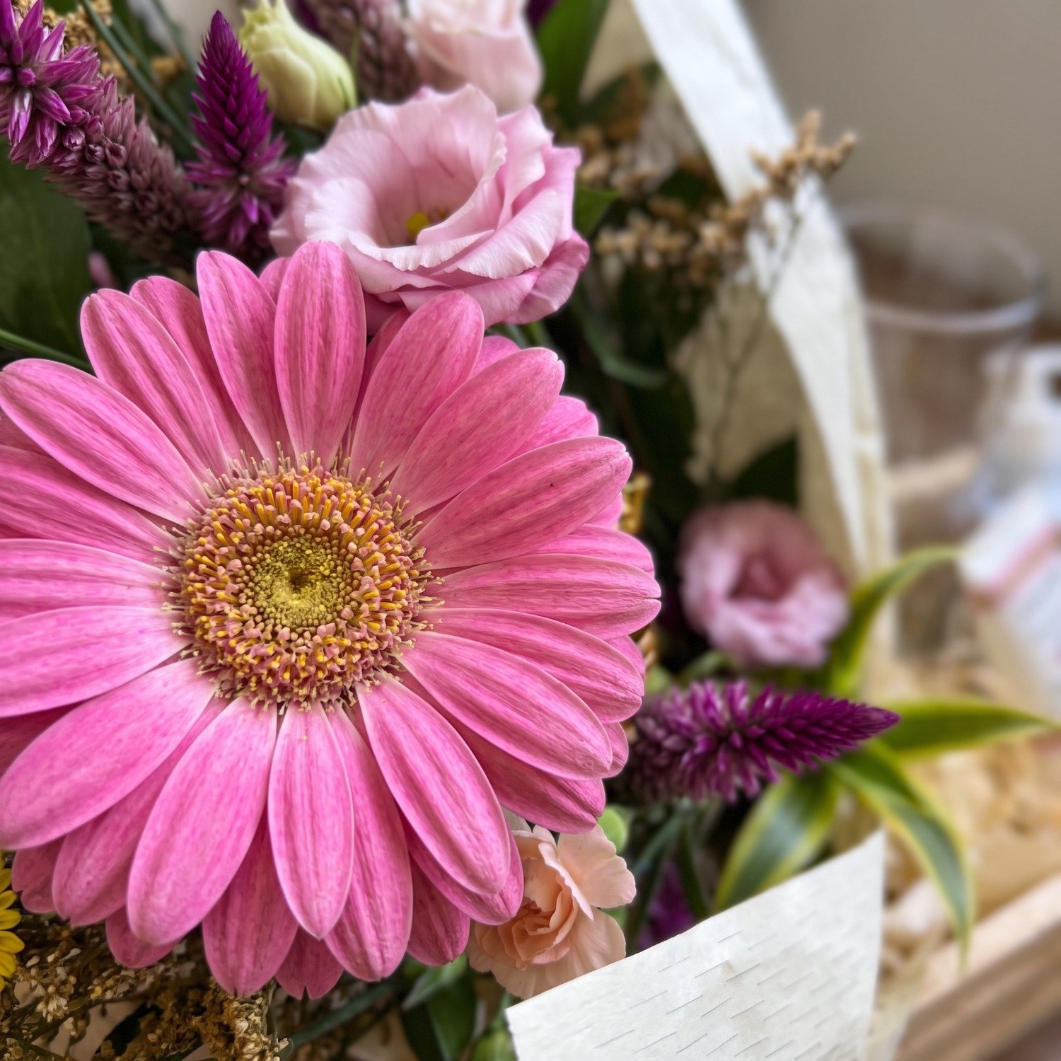 Cesta Vaso Mix Flores com Kit Cuidados Calêndula